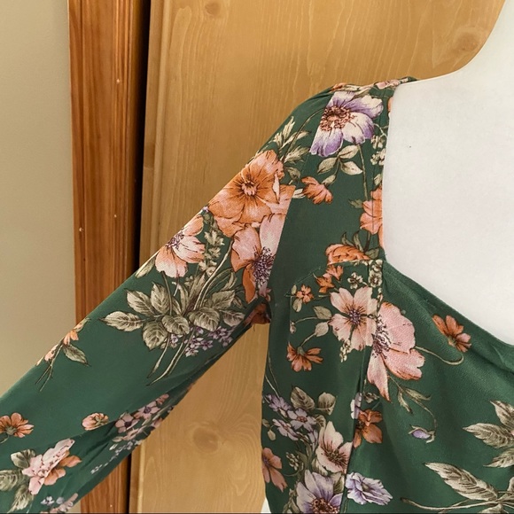 American Eagle • Sweetheart Neck Line Ruched Front smocked low back blouse - Picture 6 of 13